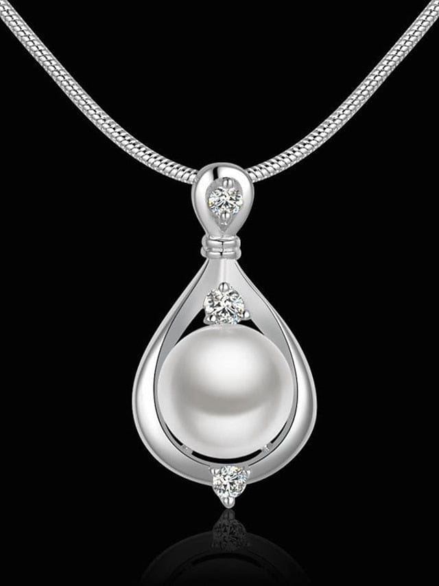 Elegant Pearl White Pendant Necklace for Women: Vintage Style Piece for Daily Wear