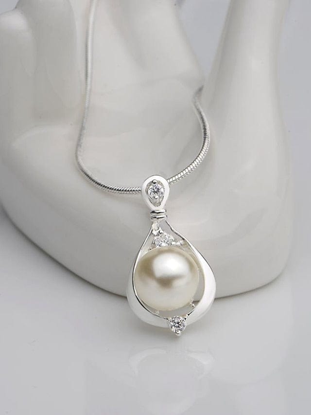 Elegant Pearl White Pendant Necklace for Women: Vintage Style Piece for Daily Wear