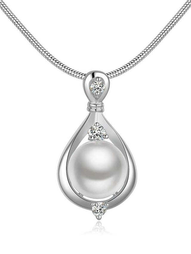 Elegant Pearl White Pendant Necklace for Women: Vintage Style Piece for Daily Wear