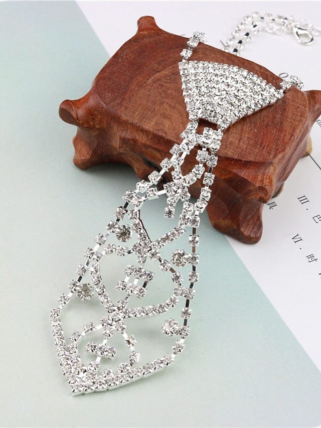 Elegant Bowtie Necklace for Women: Chic & Stylish Accessory